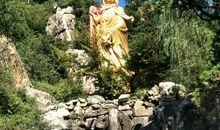 山上滚石头歇后语