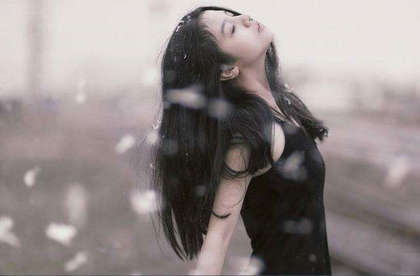 我们必须相信爱情。爱情是美好的。虽然苦，但也很甜。