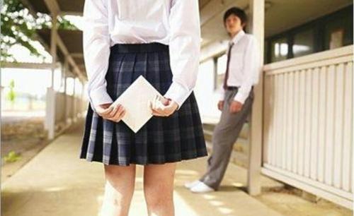 如果一个女孩向男孩承认