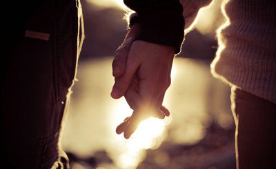 关于爱情的句子是浪漫的，爱情在风雨中更是齐头并进