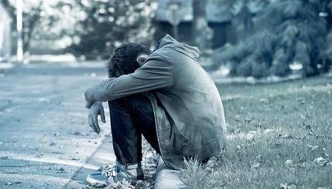 悲伤的签名书男孩