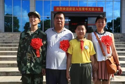 母亲派儿子去当兵