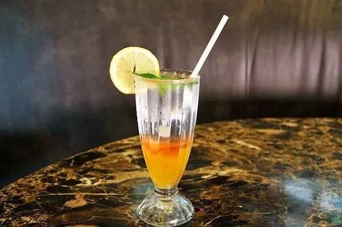 句子显然不快乐,但必须假装不快乐