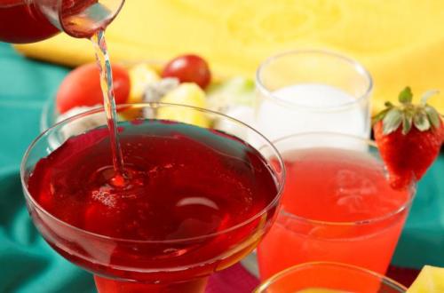 句子显然不高兴,但必须假装不高兴2