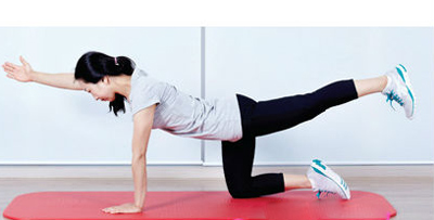 打开正确的生活姿势：低下头并弯腰，伸直腰部然后下坡