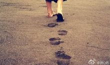 最清晰的脚印，踩在最泥泞的路上