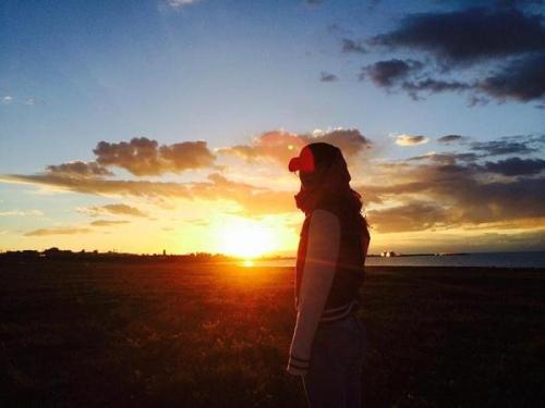 没有背景，但是穿着生气的生气马背