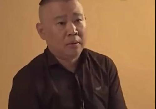 郭德纲为他十八岁的儿子写了一个家庭座右铭：江湖是危险的，人民的心是更加危险的