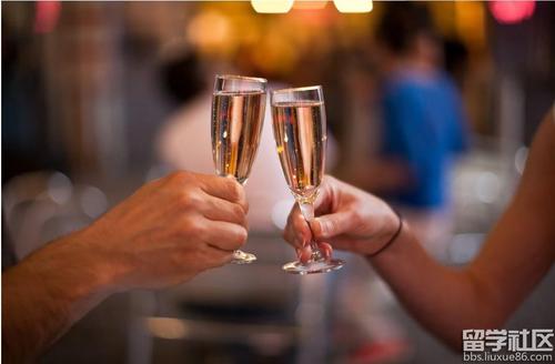 在酒桌上敬酒