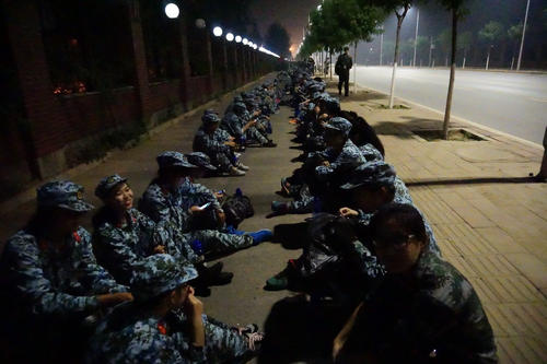 黑暗中快速走过的路