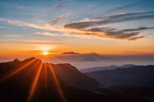 高层人士有自己的亮光，却从不露面