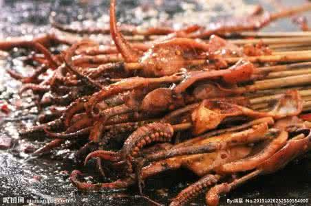 在学校门口卖铁板鱿鱼的大二女生，以后会有什么出息？