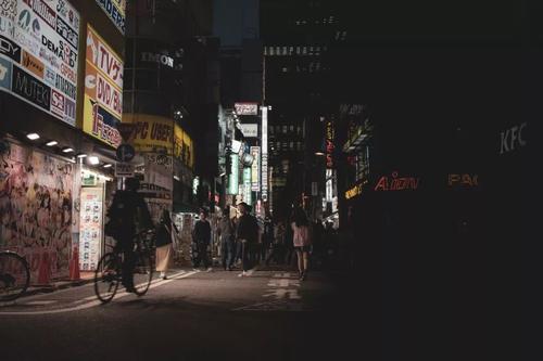 没有强大的力量，只是咬紧牙关