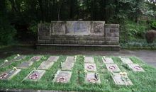 洛夫：河畔墓园