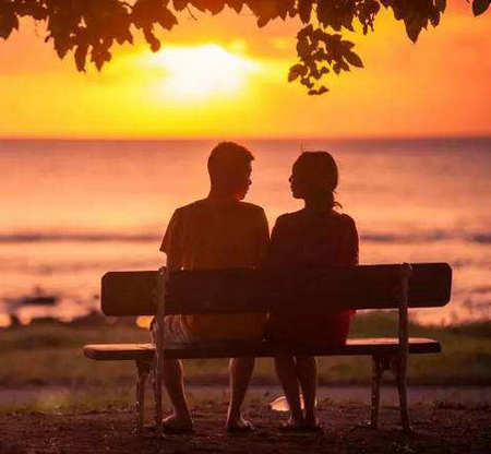 爱似乎是偶然的，但也不可避免