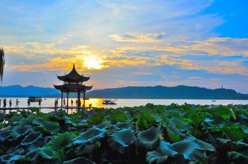 描述西湖之美的句子