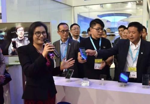 镜头技术周群飞：从女装配线工人到湖南首富