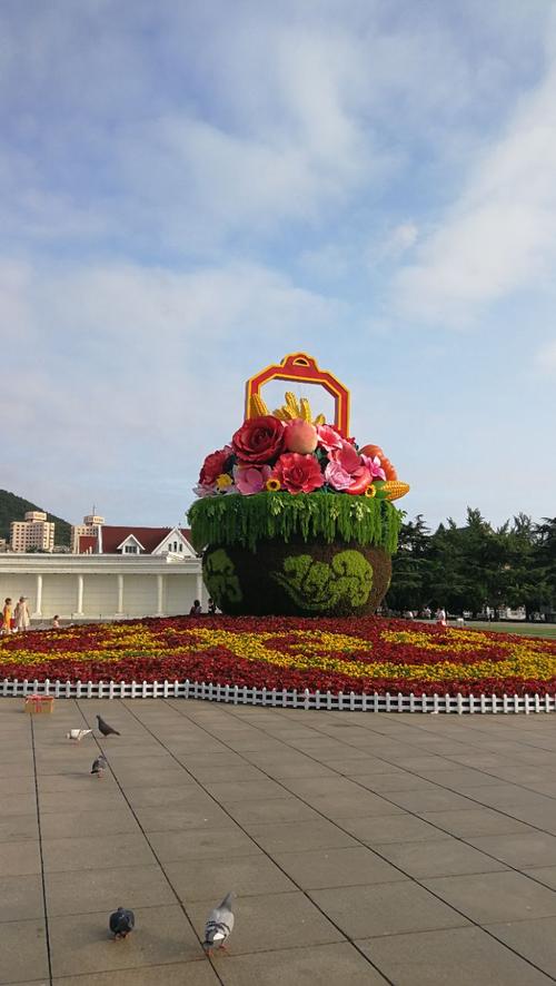 参观我们村庄的人民广场的组成