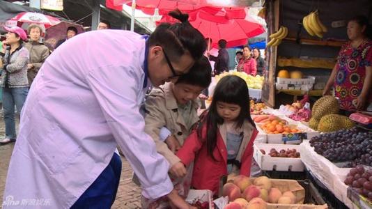 可爱的小宝贝卖新年商品广告口号