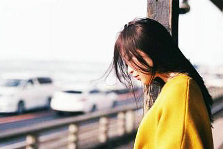 瞧不起生活中发生的一切，安静地微笑，静静地欢喜