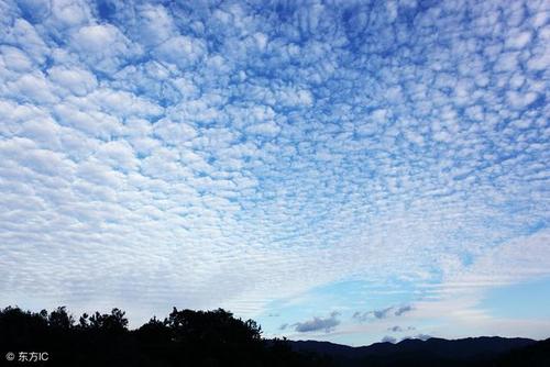 躺着，看着整个天空乌云密布