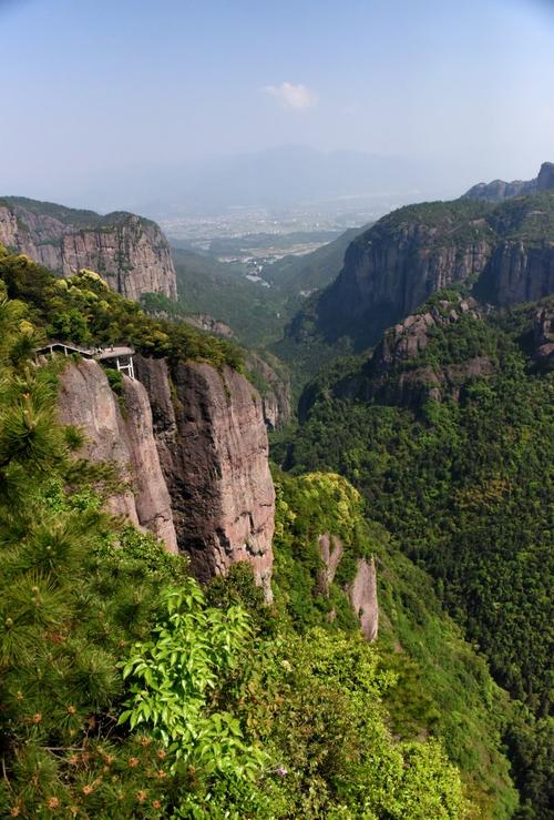 山尖不高，水窄不深