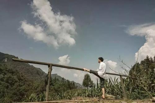 这个男孩出生时没有手臂，但是他用脚照顾母亲。