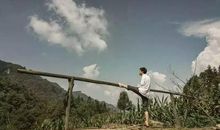 小伙先天无双臂，却用双脚照顾母亲……他的故事催人泪下