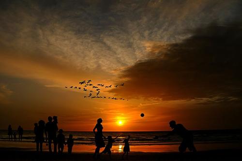 面对现在，不回避过去，不惧怕未来-阅读《海岛》后的一点思考