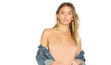 用膝盖行走的钢琴家