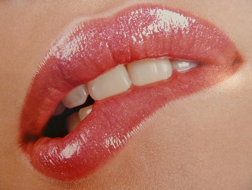 朱唇白牙
