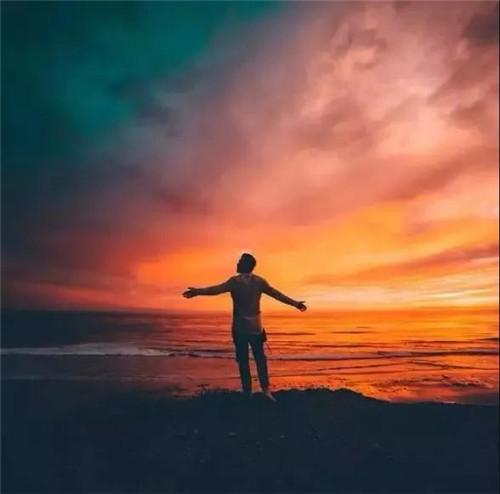 没有人天生就是坚强的，只是一个艰难的人