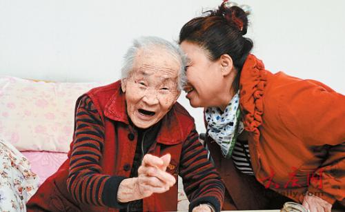 描写老人的表情的句子描写老人的表情的句子2