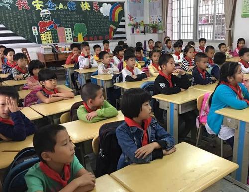 在城市上班的父亲，在城市上浮的儿子