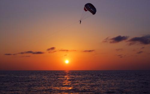 夕阳下水中的一首诗