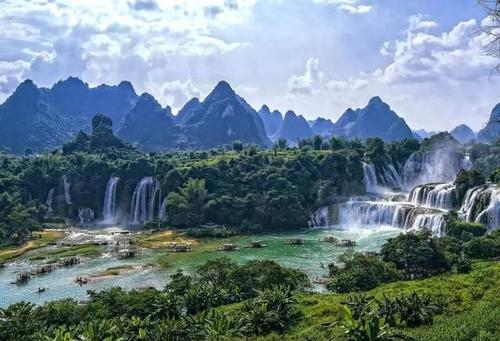 春天来了，河绿如蓝