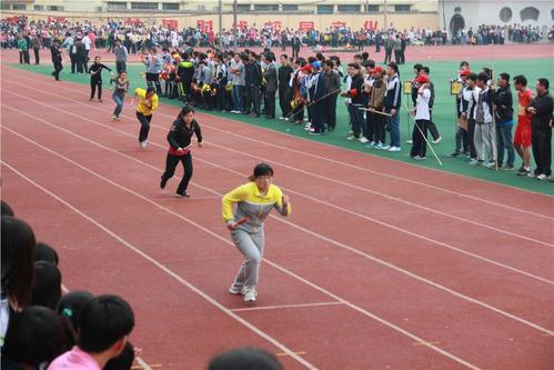 描绘运动会现场的片段
