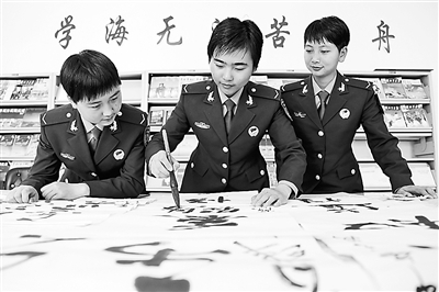 用钢笔在龙和蛇上行走