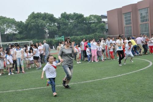 用一句话帮助老年人和年轻人