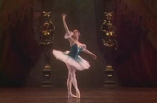 描述舞蹈的绝大部分