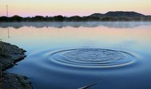 描写湖面平静的词语