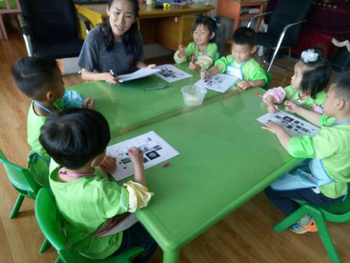 王芳：当我在大学里和一个幼儿园结婚时，我很幸运嫁给了同龄的你