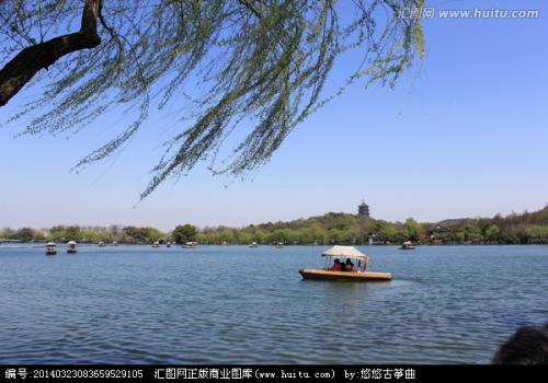 一段描述湖水的美丽段落