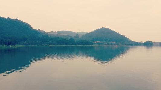 无语的痛苦，无语的快乐，这是生活的开明和智慧