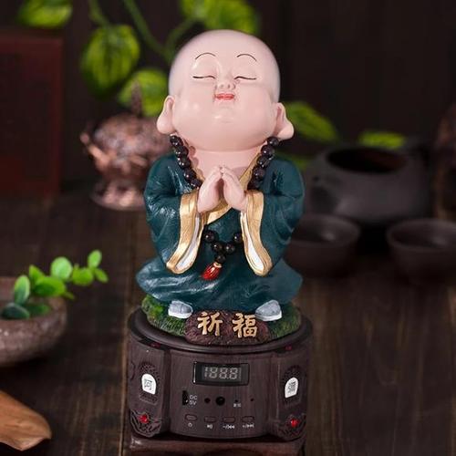 刚进寺的和尚背诵佛经