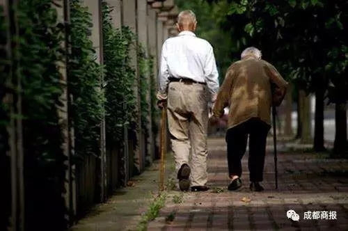 卖房子送女儿去国外读书，但她嫁给了外国人，没有回来！父母崩溃：我们老了谁来照顾我们