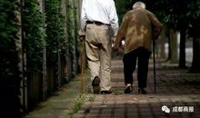 卖房送女儿留学，她却嫁给老外不回来！父母崩溃：我们老了谁照顾