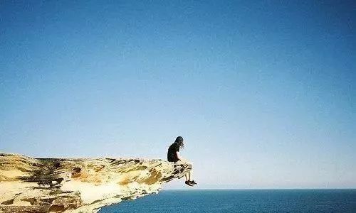 比我还年轻的人拼命奔跑，我怎么能慢慢走？