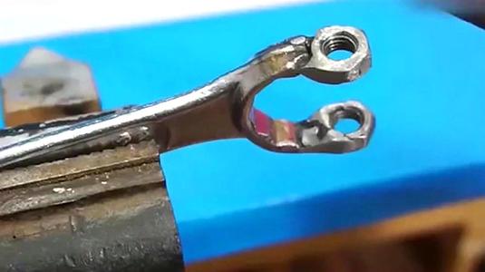 下班后你和伟人之间的鸿沟开了。