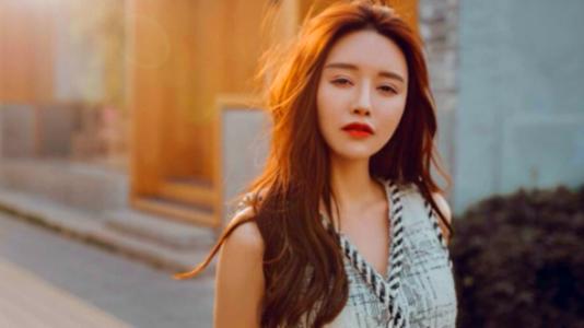 过度聪明的人经常失败，有傻瓜的地方就会发生奇迹